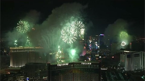 new-year-s-eve-fireworks-on-the-las-vegas-strip---with-music