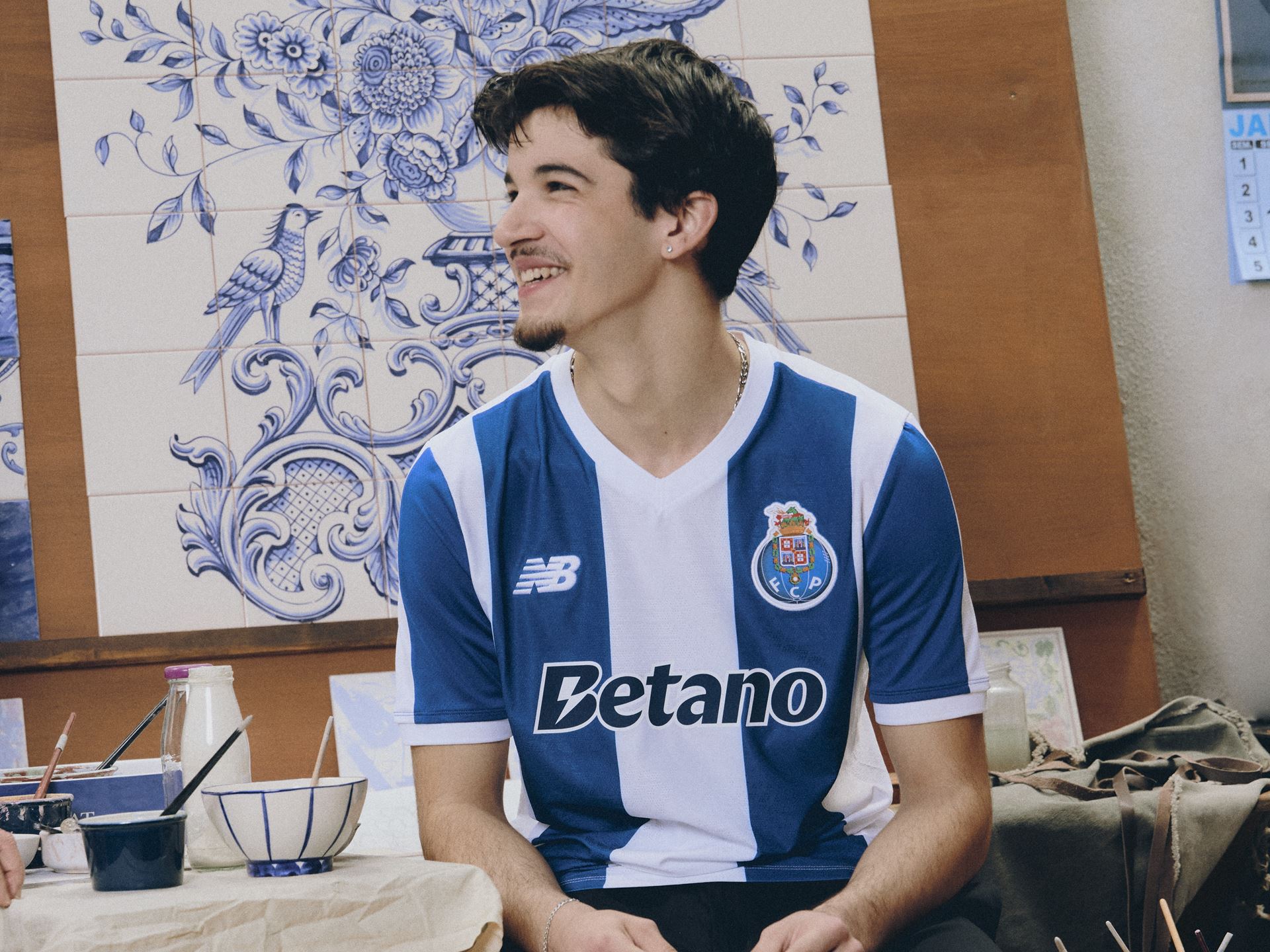 260316 dl new balance football fc porto 2627 home kit mum son 051 cr3