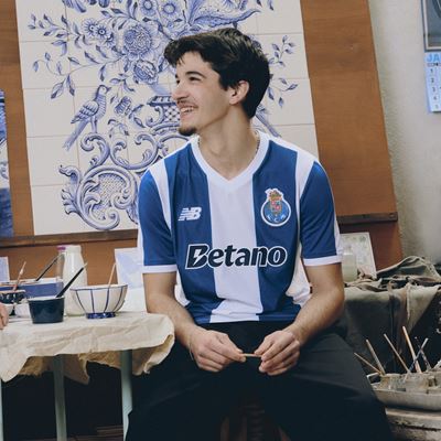 260316 dl new balance football fc porto 2627 home kit mum son 051 cr3