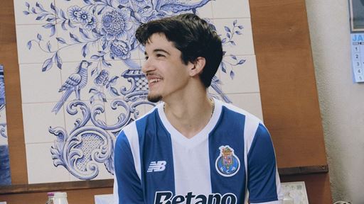260316 dl new balance football fc porto 2627 home kit mum son 051 cr3