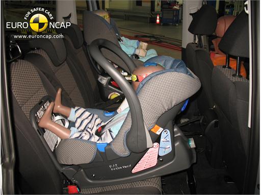 VW Sharan - Child Rear Seat crash test
