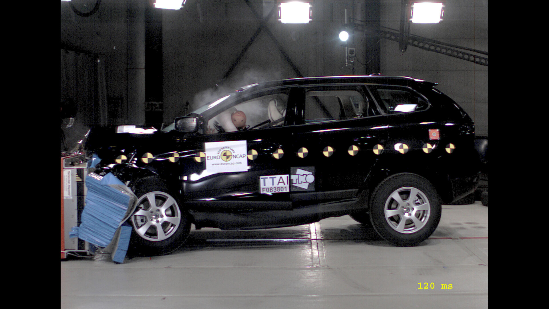 Volvo XC602009 - Frontal crash test 2009
