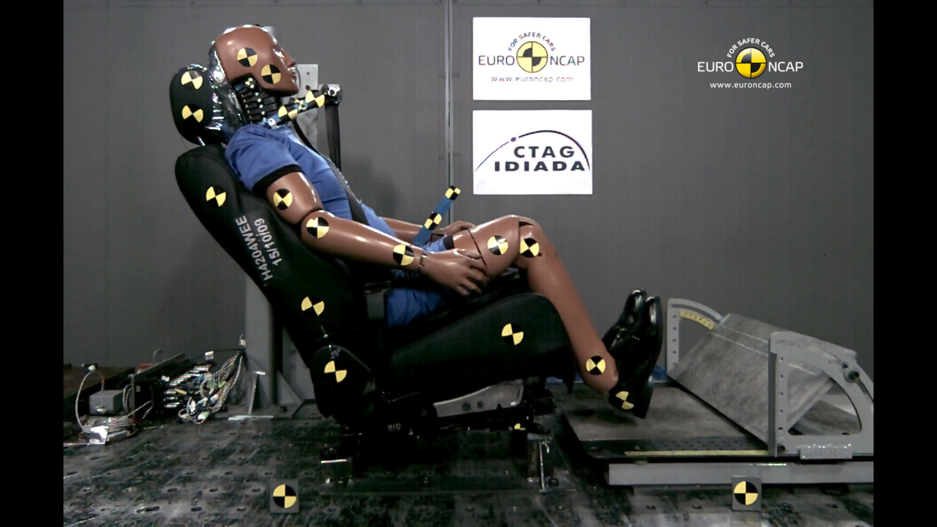 Infiniti FX – Whiplash test 2009