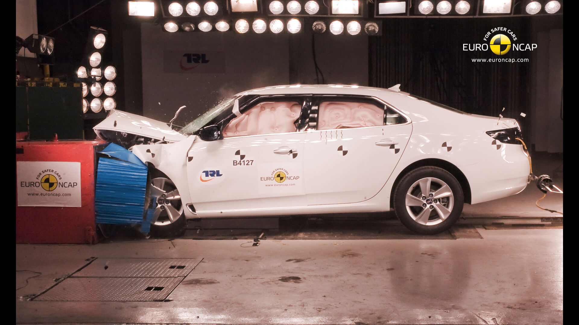 Saab 9-5  - Frontal crash test 2009