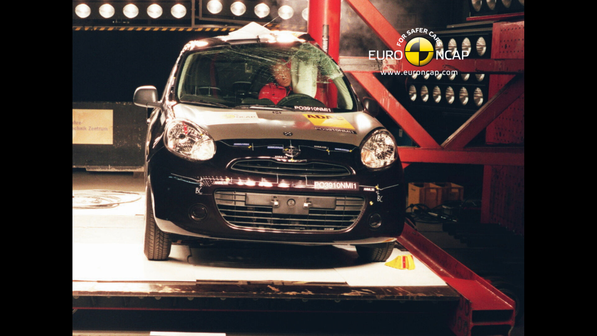 Nissan Micra -  Pole crash test 2010