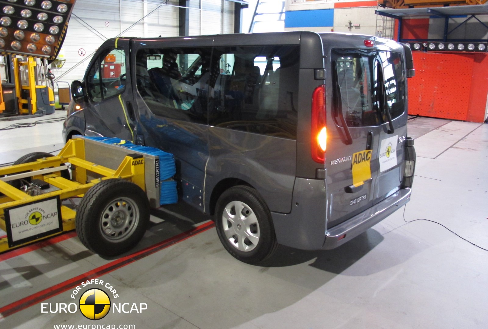 Renault Trafic Side crash test 2012