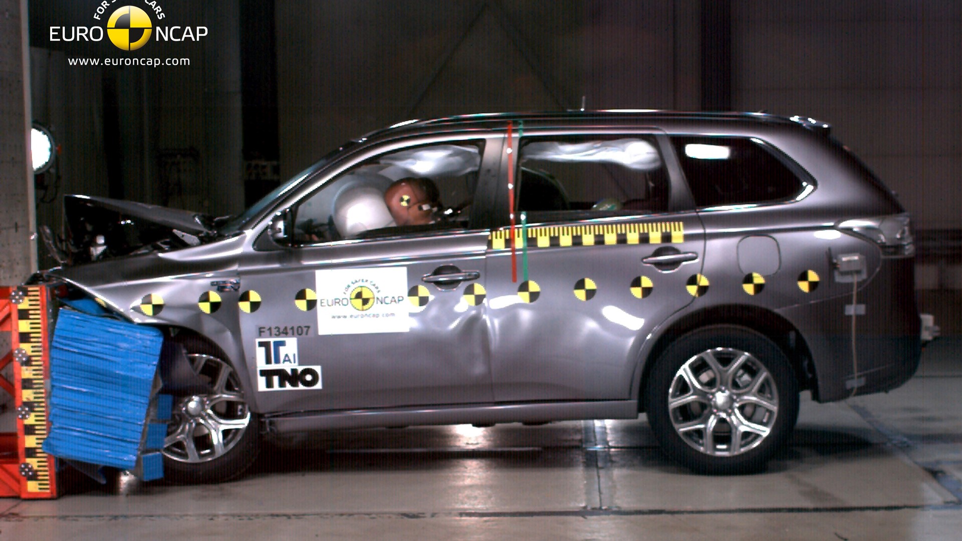 Mitsubishi Outlander PHEV - Frontal crash test 2013