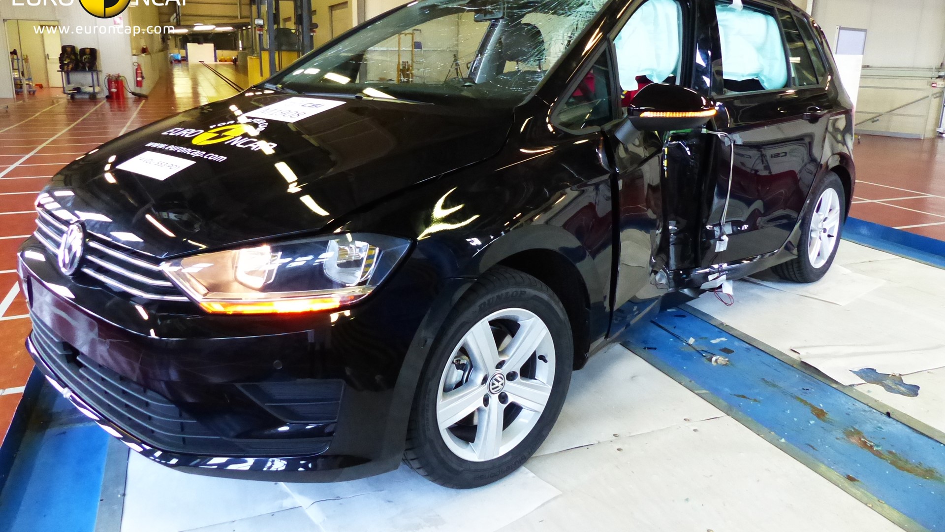 gateway Indirekte Windswept Euro NCAP Newsroom : VW Golf Sportsvan - Pole crash test 2014 - after crash