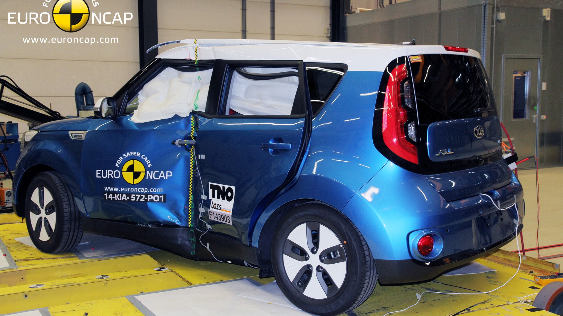 Kia Soul EV - Pole crash test 2014