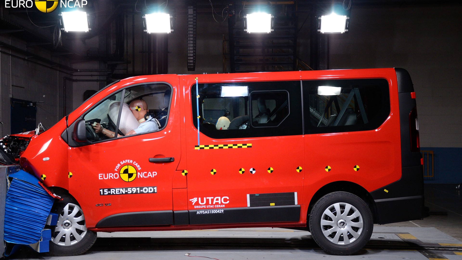 Renault Trafic - FrontalOffset Impact test 2015