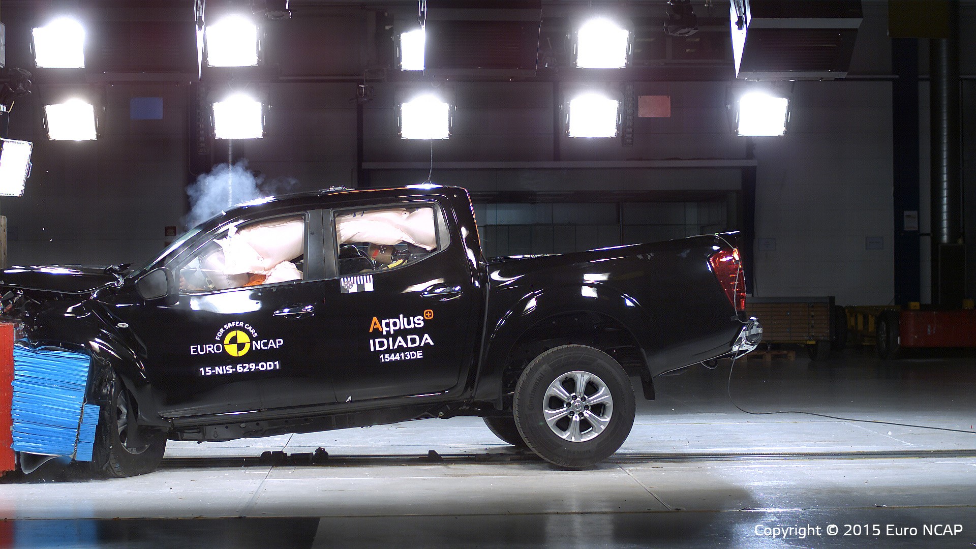 Nissan NP300 Navara - Frontal Offset Impact test 2015