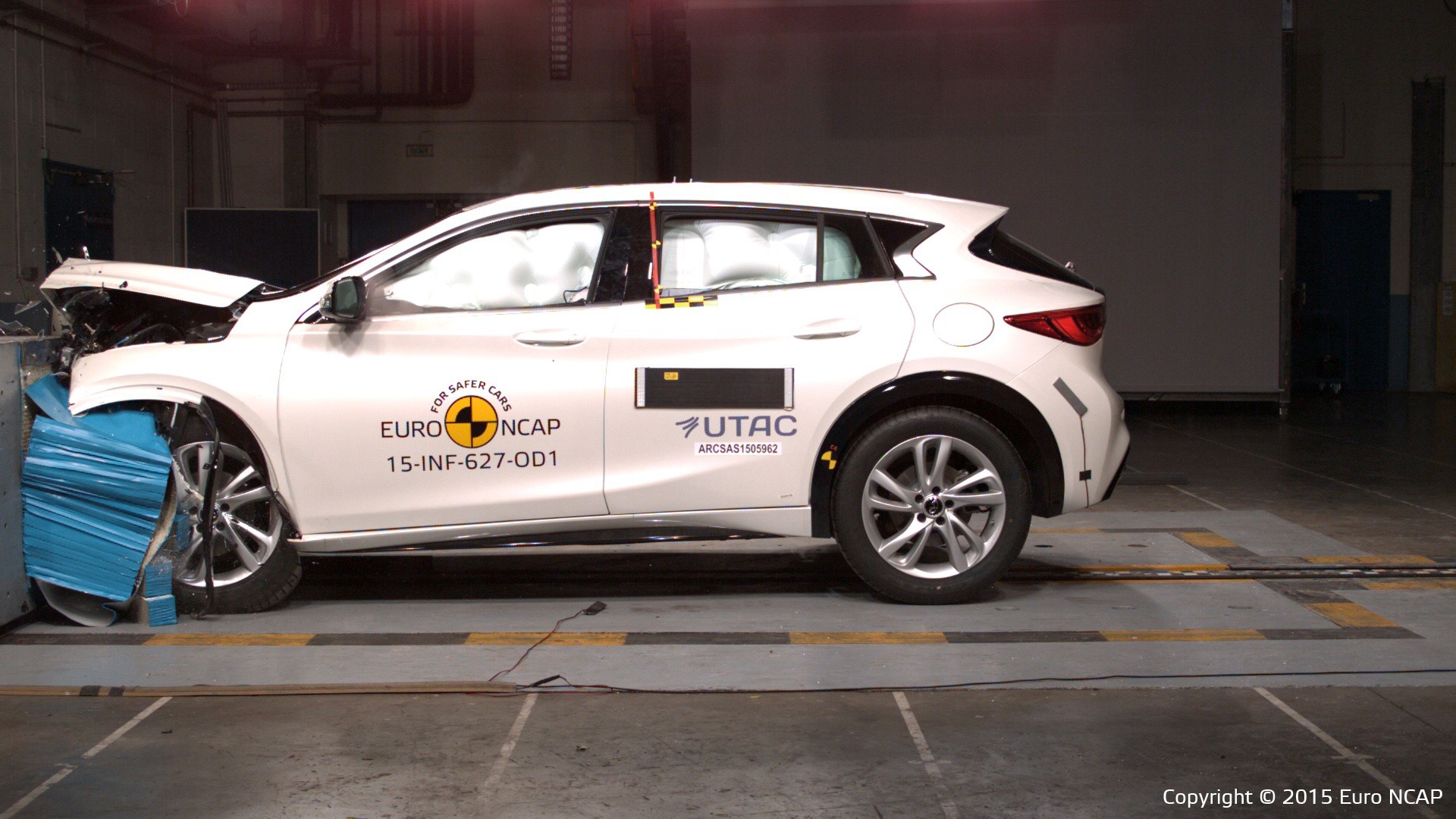 Infiniti Q30 - Frontal Offset Impact test 2015