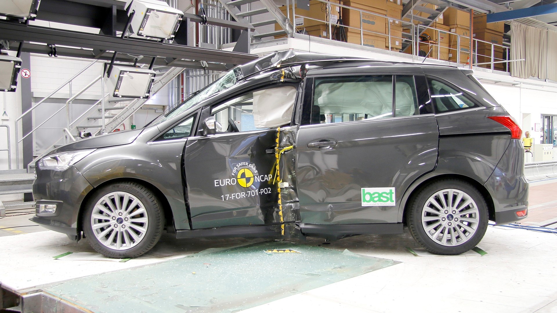 Ford Grand C-MAX - Pole crash test 2017 - after crash