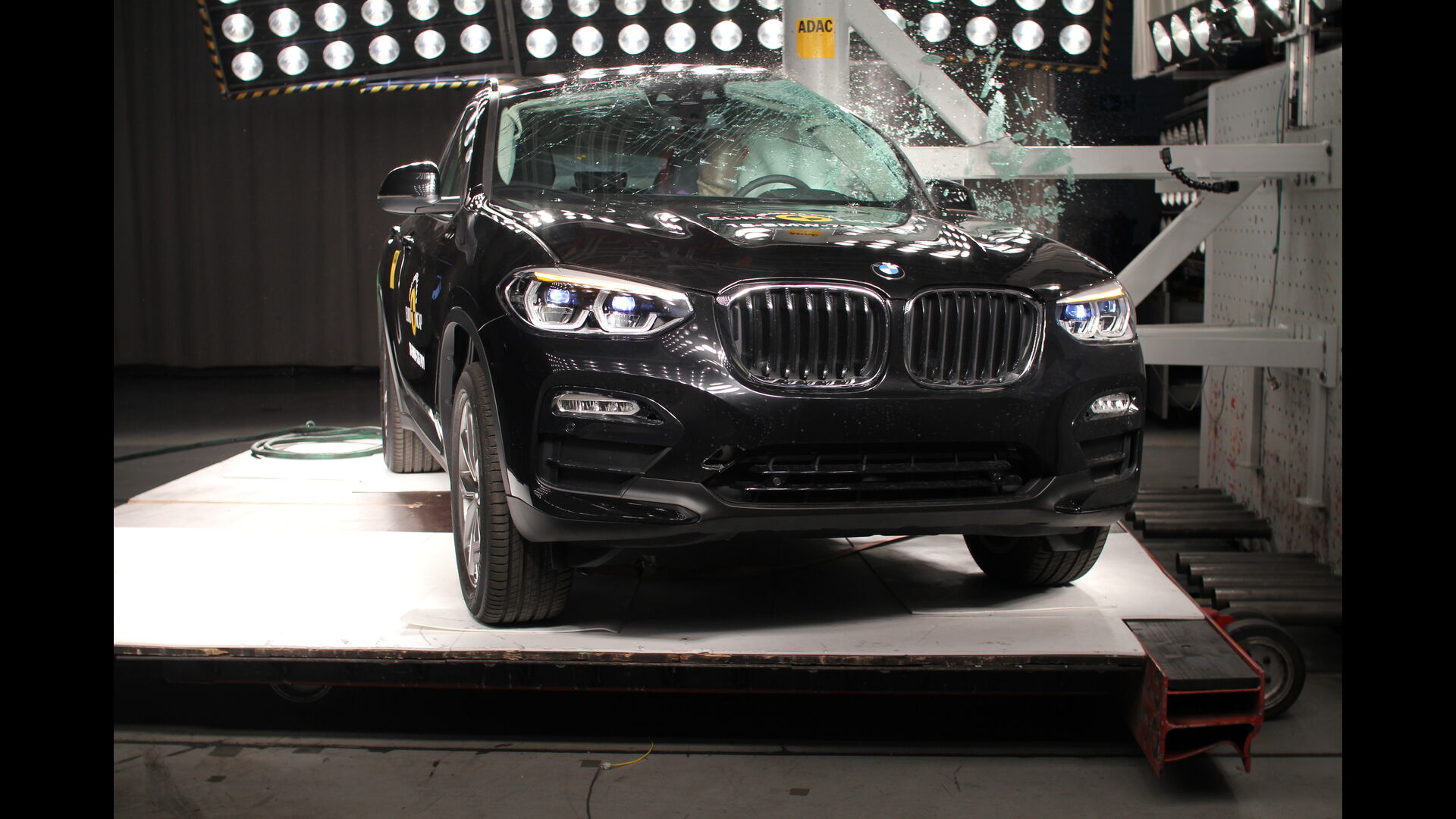 BMW X3-X4 - Pole crash test 2017
