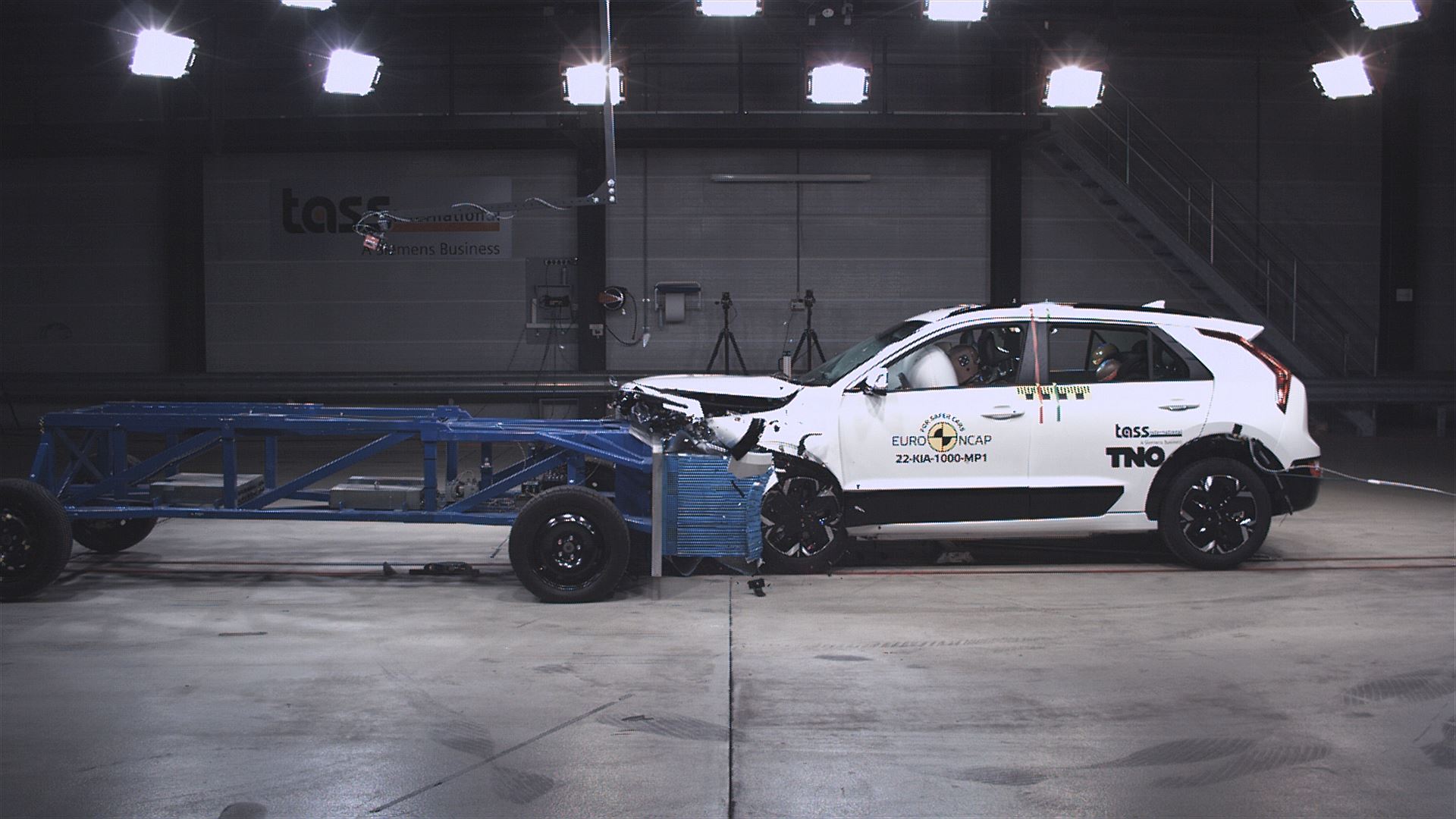 Kia Niro - Mobile Progressive Deformable Barrier test 2022