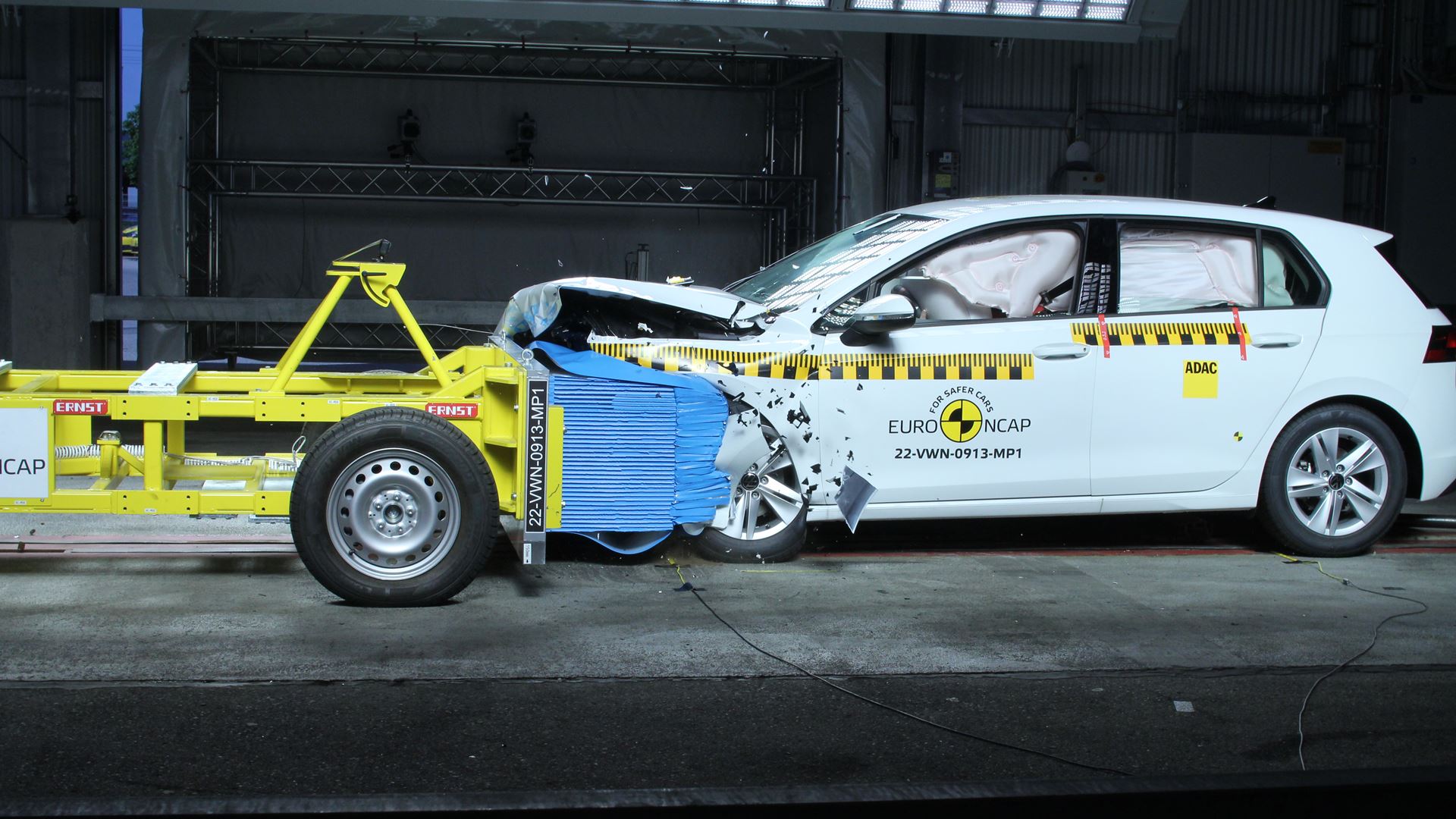 VW Golf - Mobile Progressive Deformable Barrier test 2022