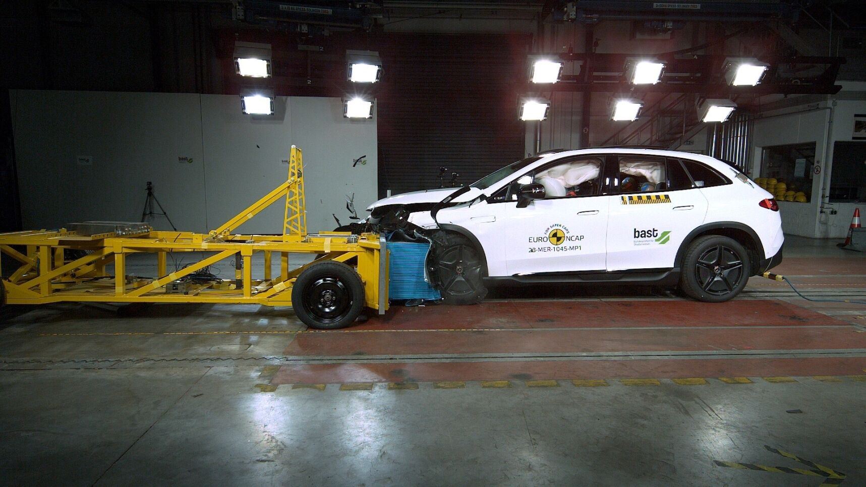 Mercedes-EQ EQE SUV - Mobile Progressive Deformable Barrier test 2023