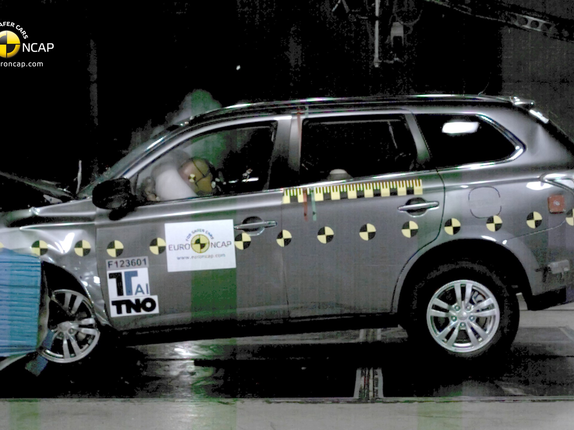 Mistsubishi Outlander Frontal crash test 2012