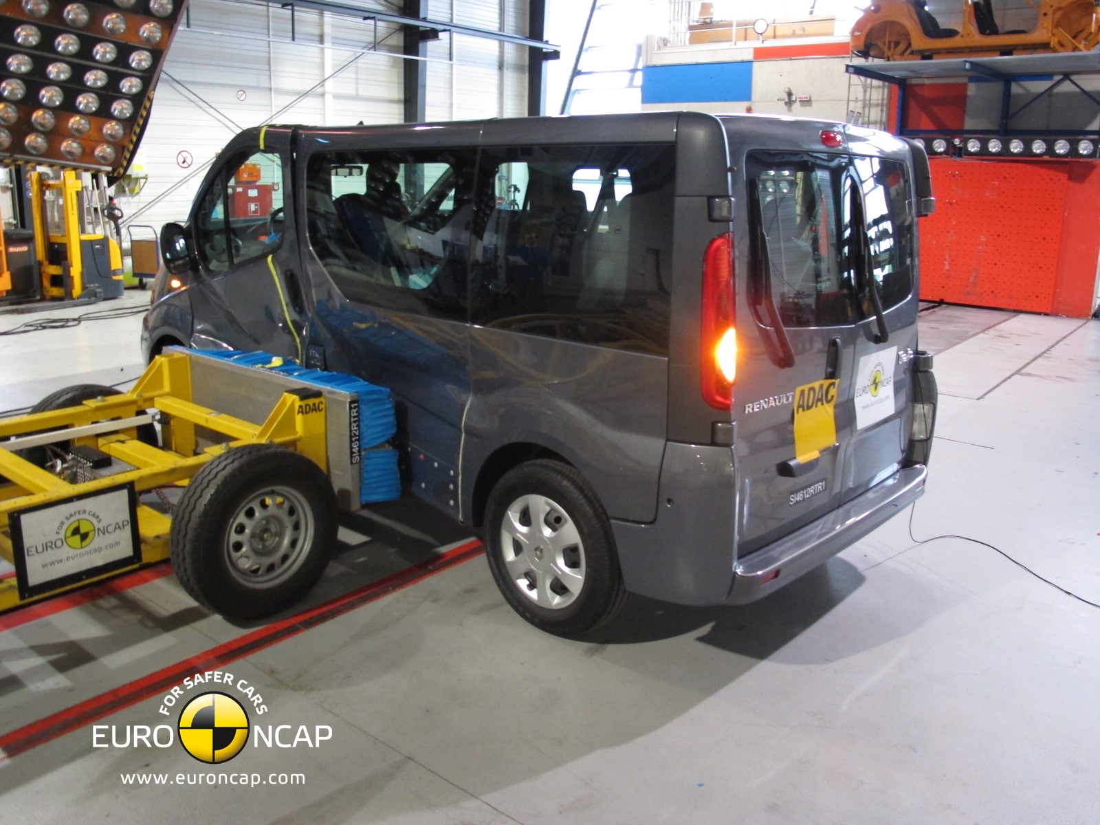 Renault Trafic Side crash test 2012