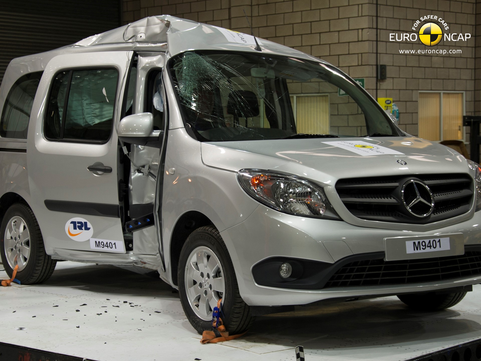 Mercedes Benz Citan - Pole crash test 2013 - after crash