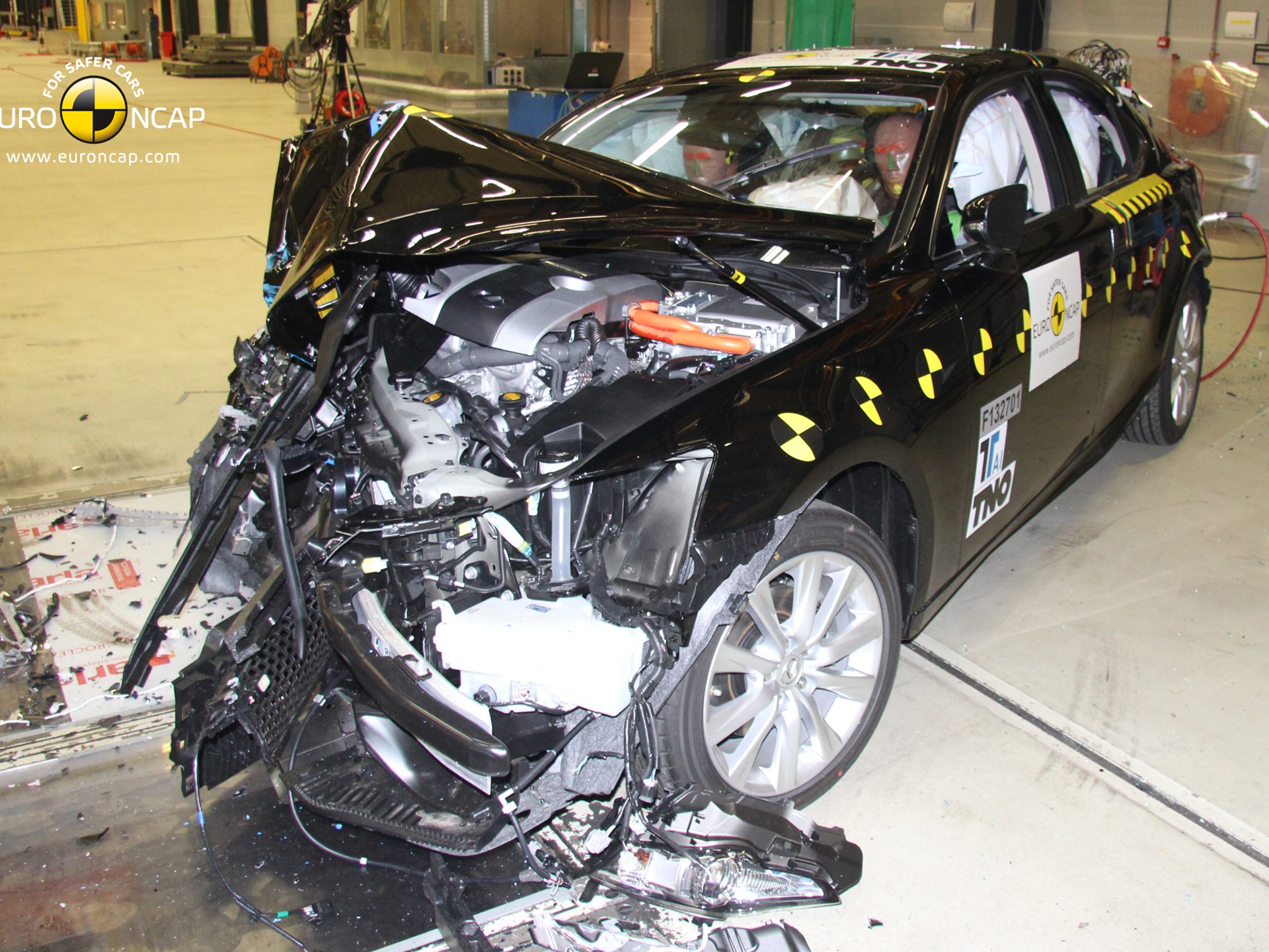 Lexus IS 300h - Frontal crash test 2013 - after crash