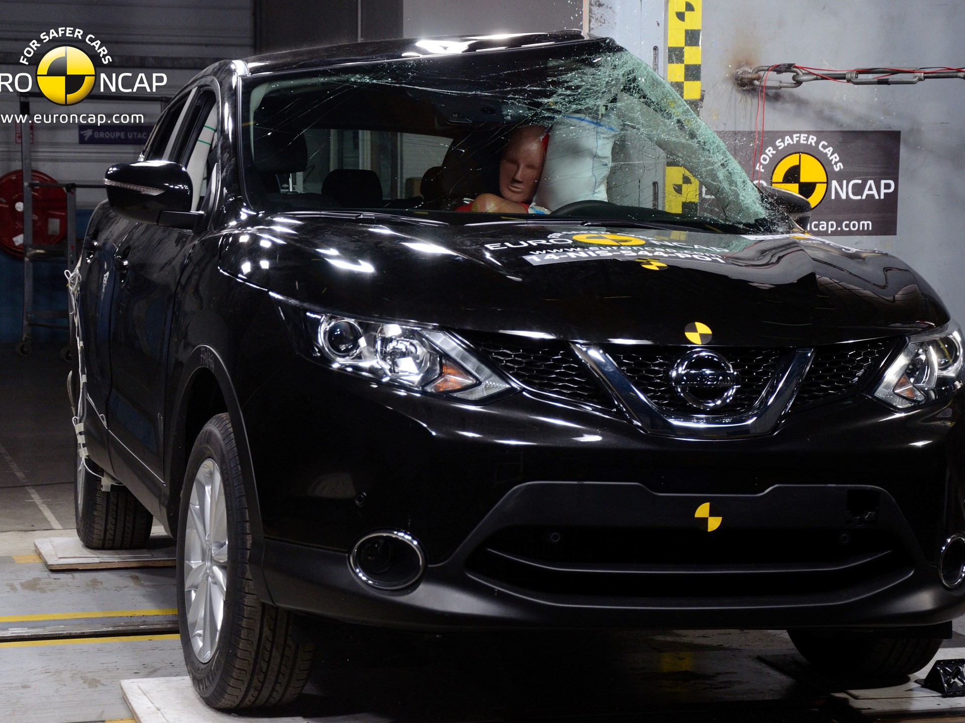 Nissan Qashqai - Pole crash test 2014