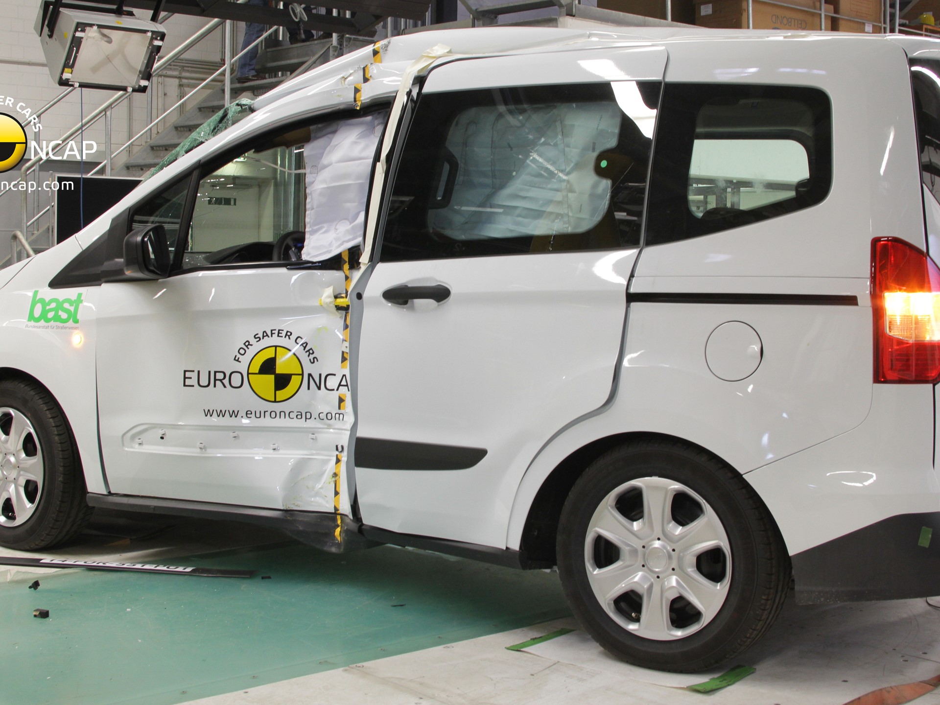 Ford Tourneo Courier - Pole crash test 2014 - after crash