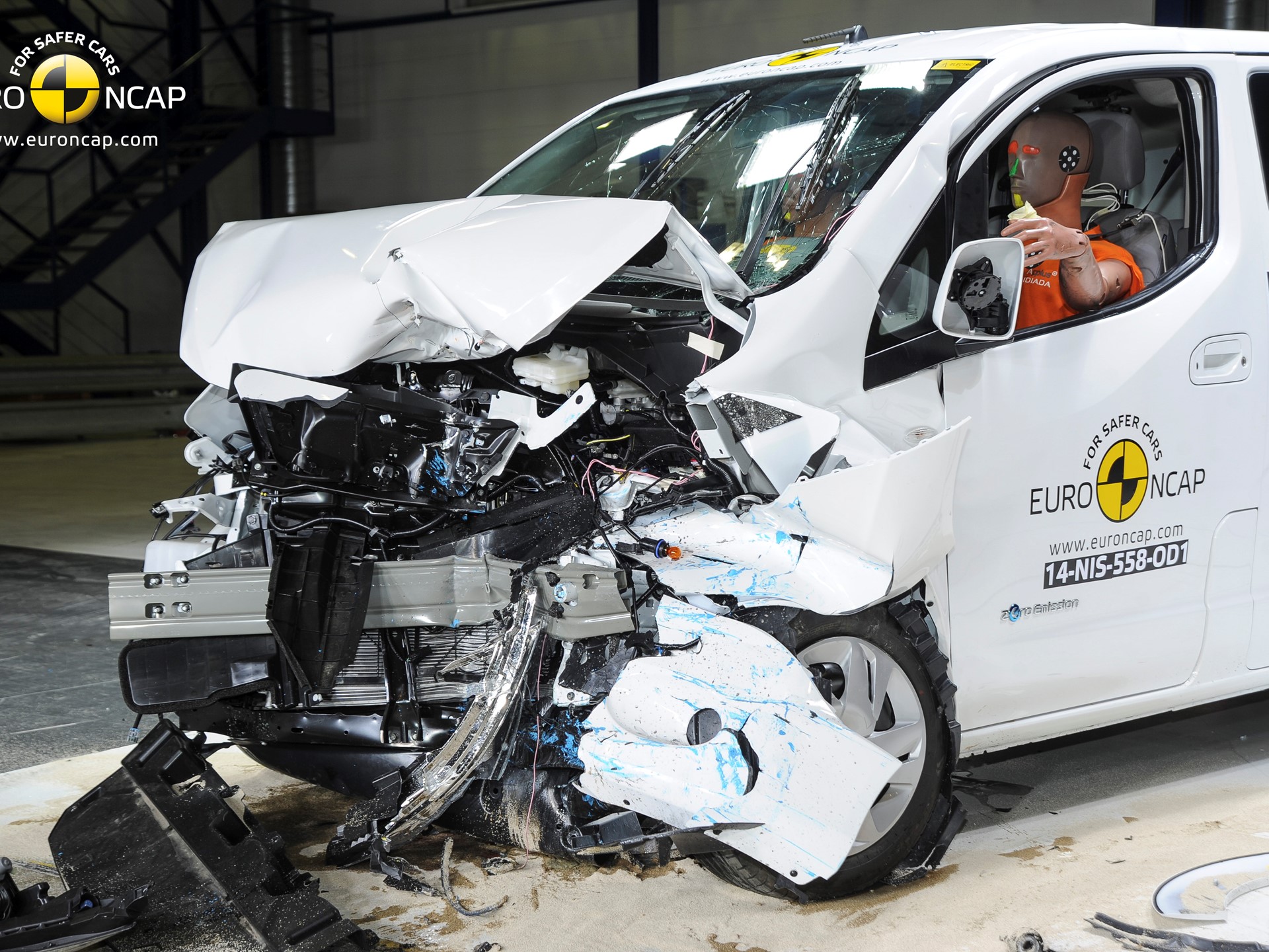Nissan e-NV200 Evalia - Frontal crash test 2014 - after crash