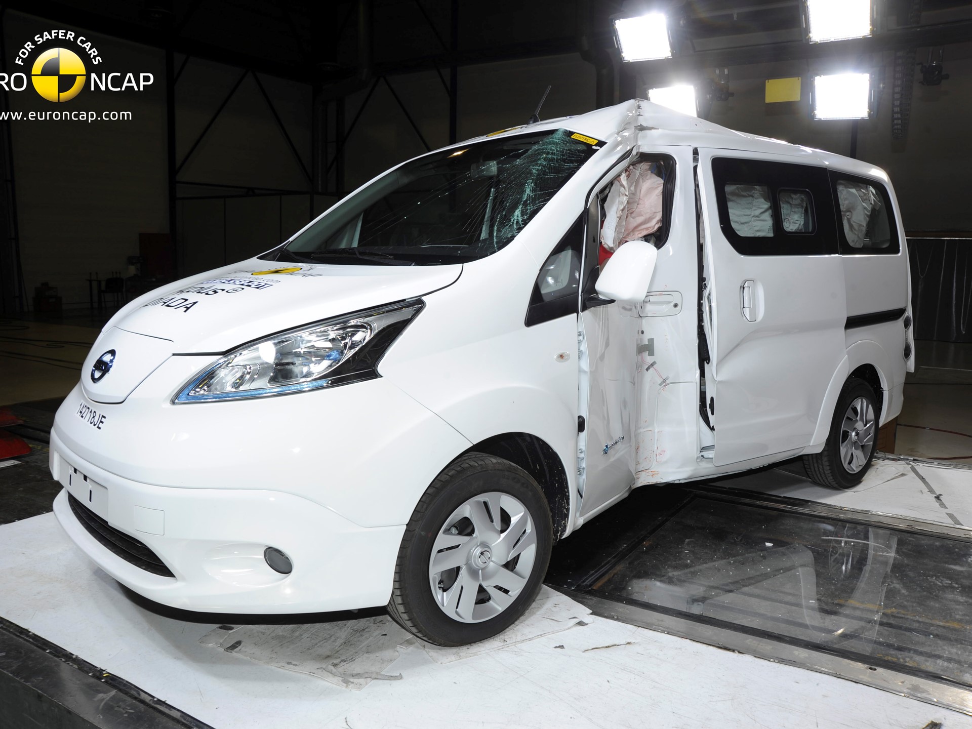 Nissan e-NV200 Evalia  - Pole crash test 2014 - after crash
