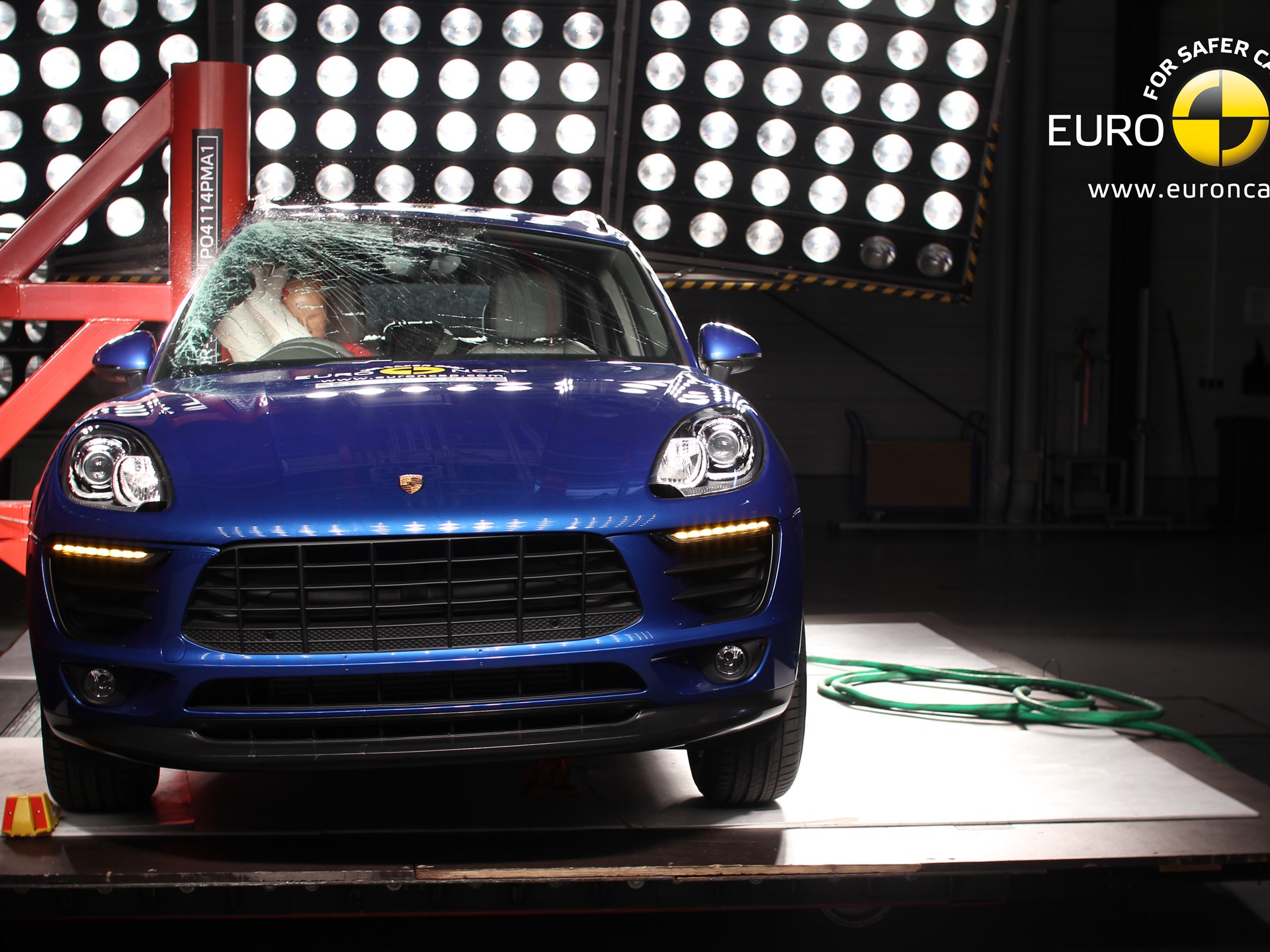 Porsche Macan - Pole crash test 2014