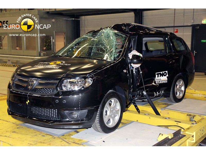 Dacia Logan MCV  - Pole crash test 2014 - after crash