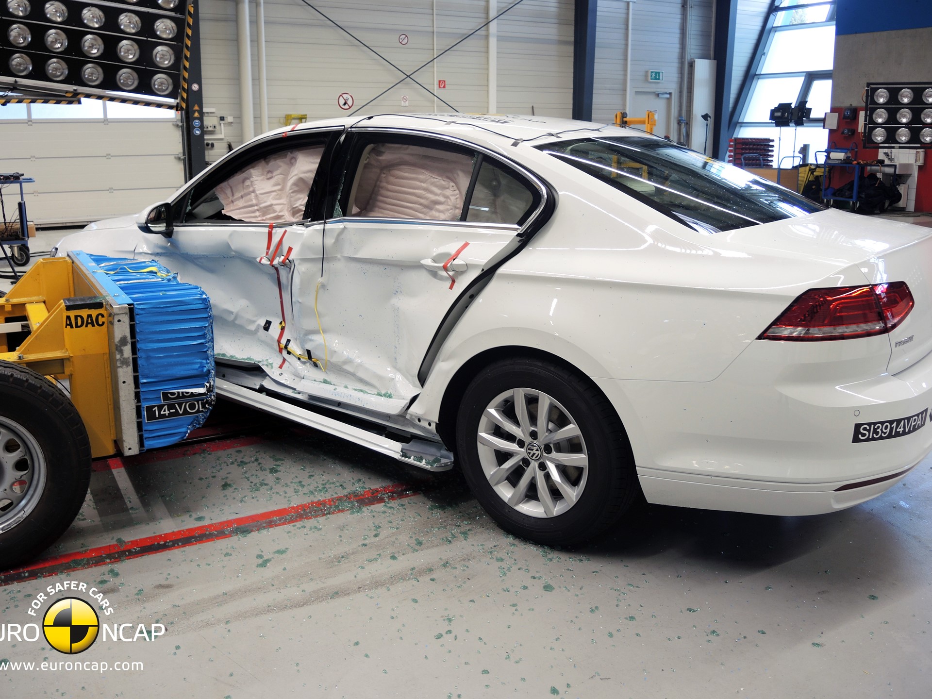 Volkswagen Passat  - Side crash test 2014