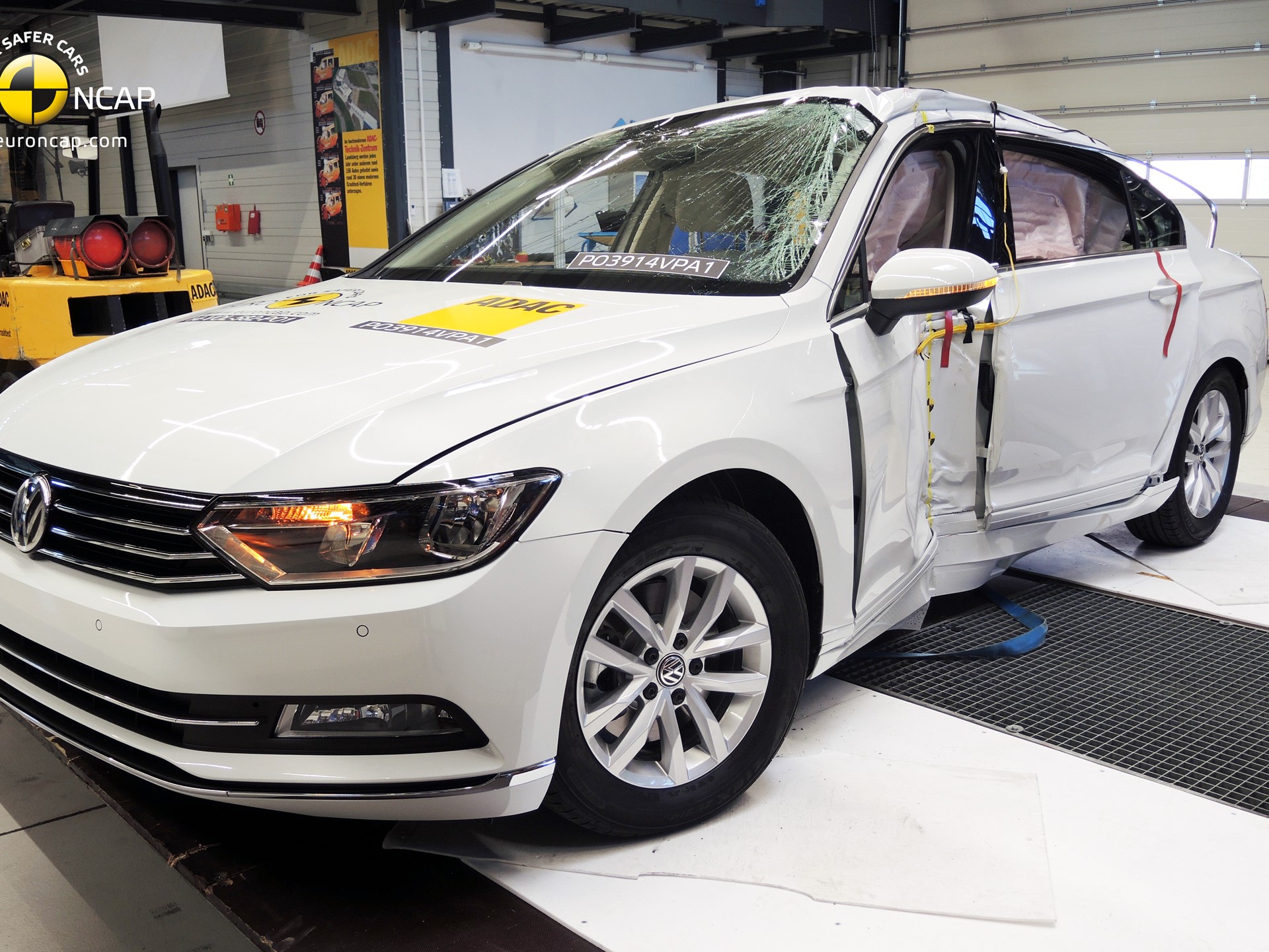 Volkswagen Passat  - Pole crash test 2014 - after crash