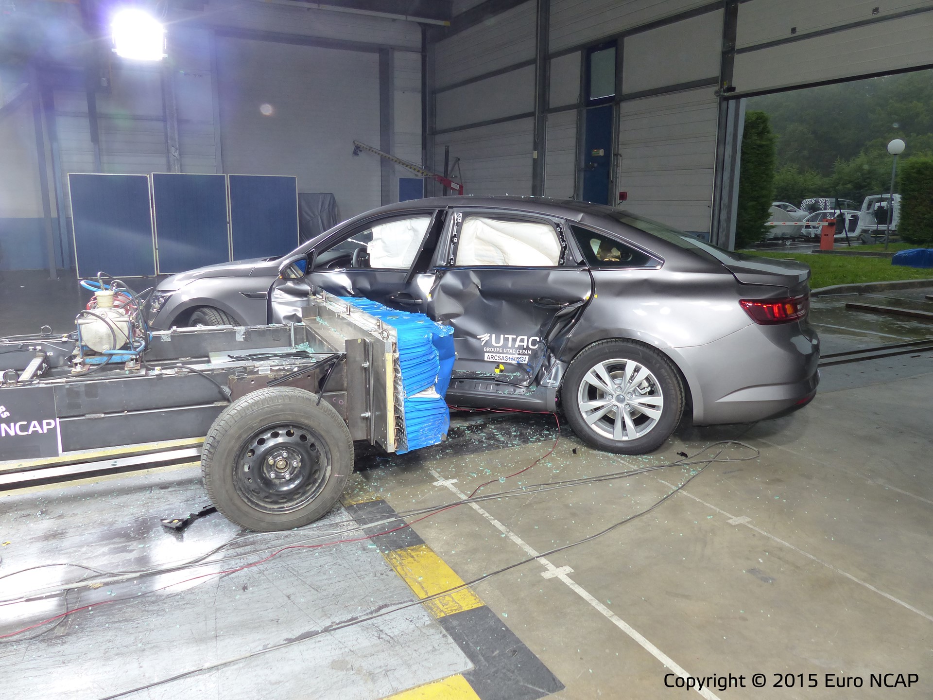 Renault Talisman  - Side crash test 2015 - after crash