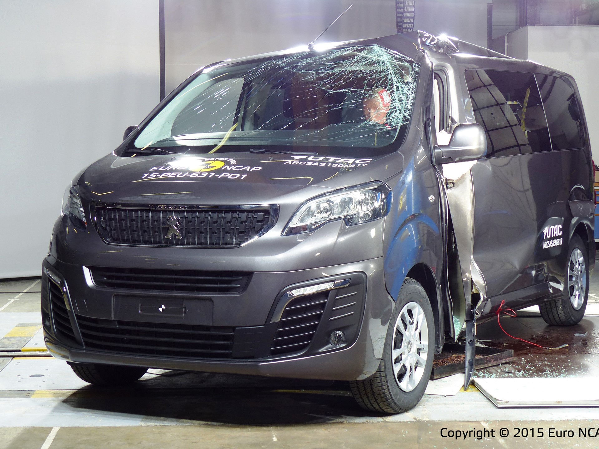 Peugeot Traveller  - Pole crash test 2015 - after crash