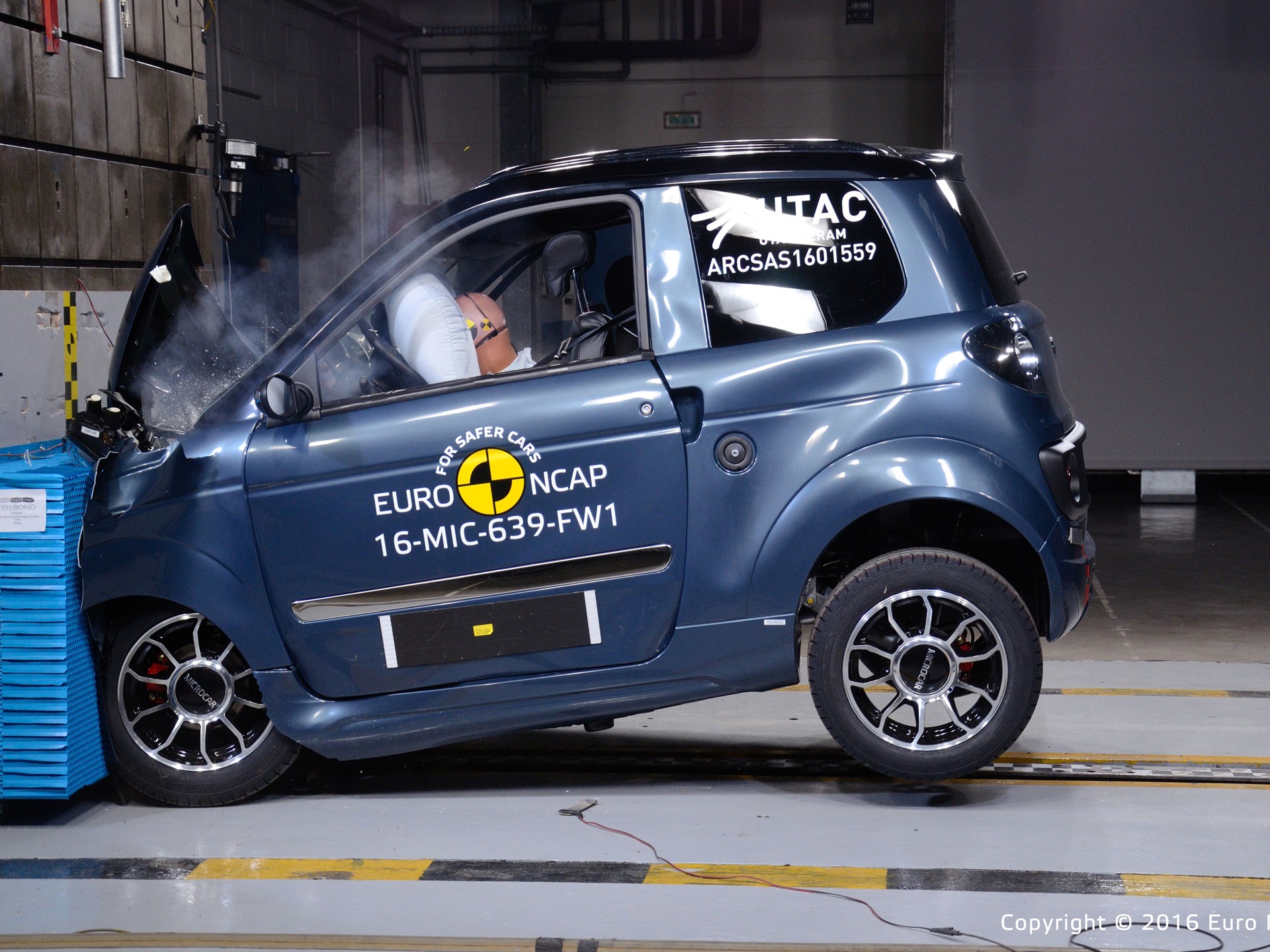 Microcar M.GO Family Frontal crash test 2016