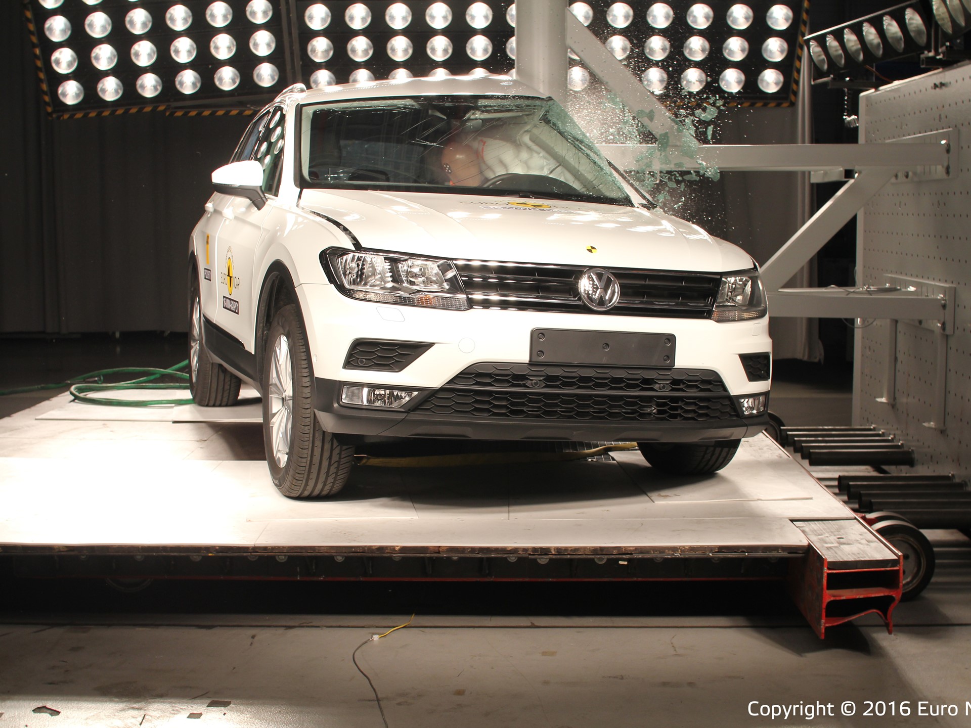Volkswagen Tiguan - Pole crash test 2016