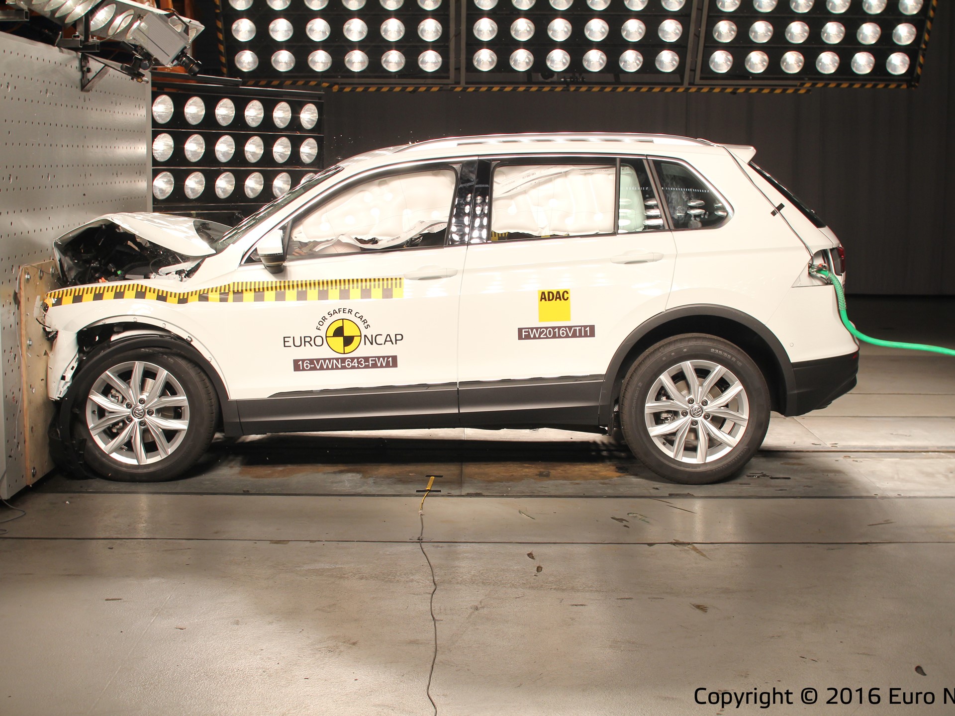 Volkswagen Tiguan - Frontal Full Width test 2016