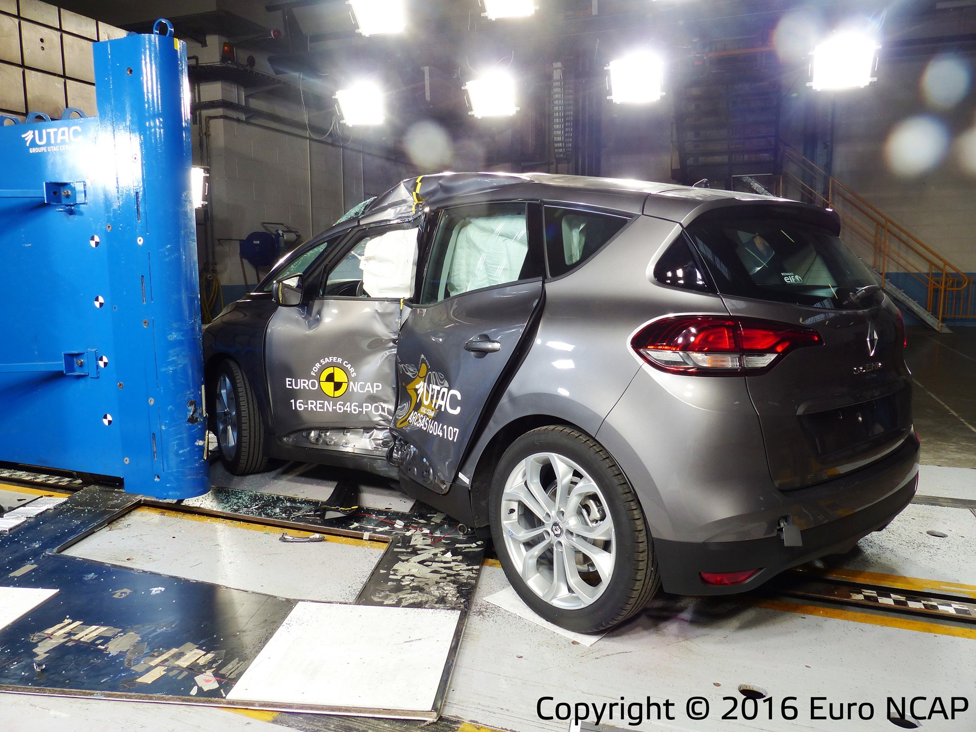 Renault Scenic - Pole crash test 2016 - after crash