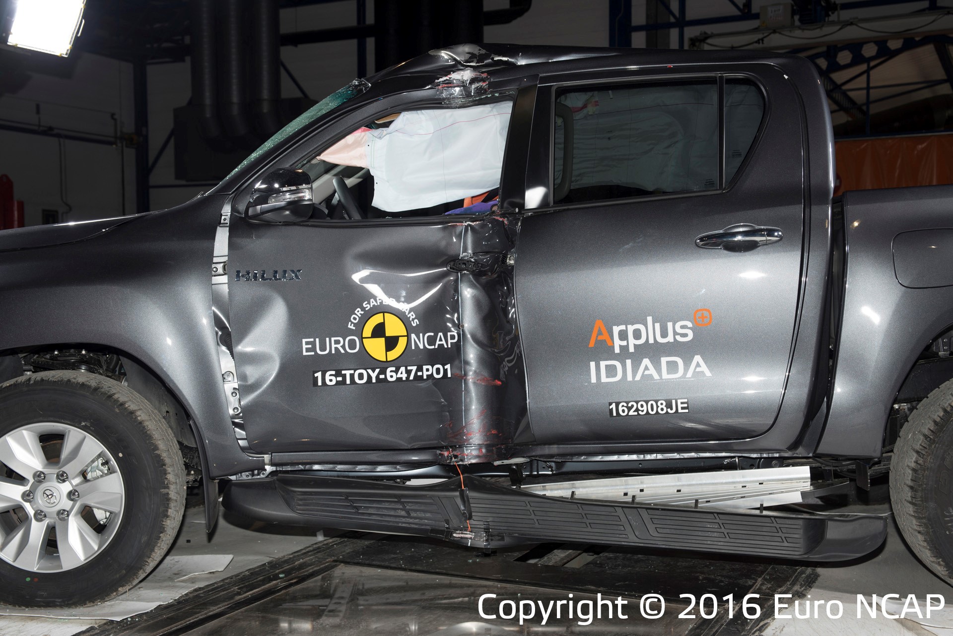 Toyota Hilux - Pole crash test 2016 - after crash