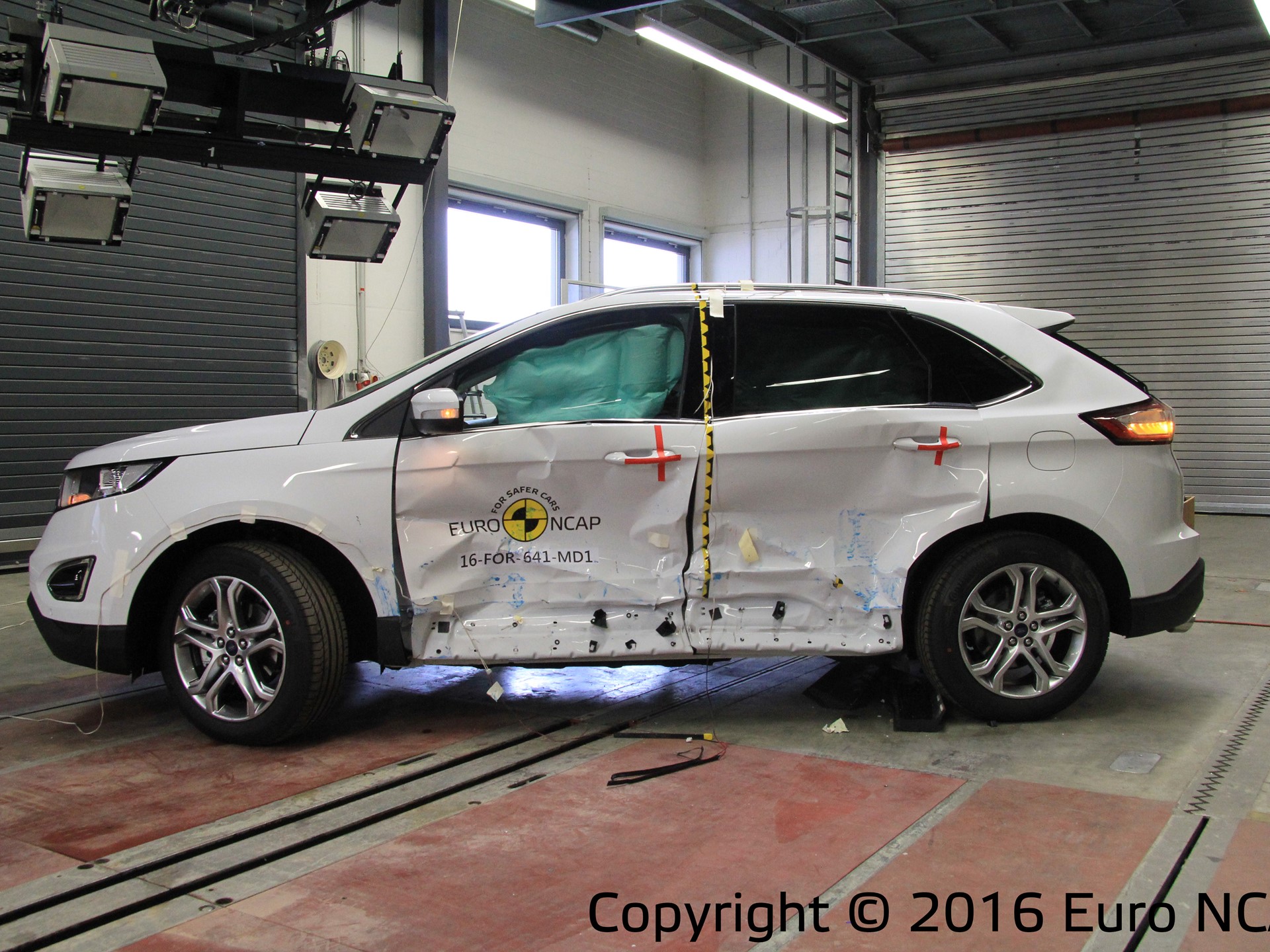 Ford Edge  - Side crash test 2016 - after crash