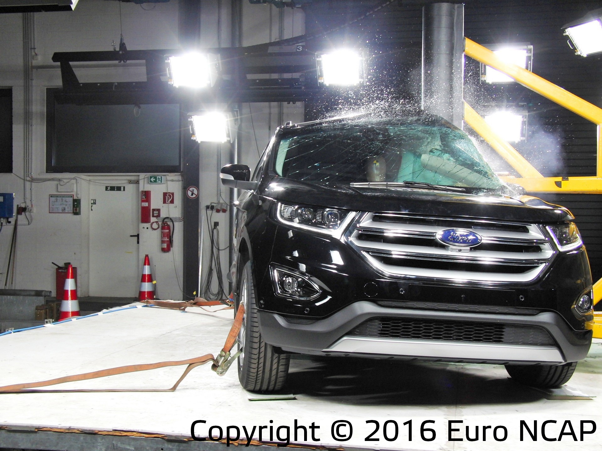Ford Edge- Pole crash test 2016