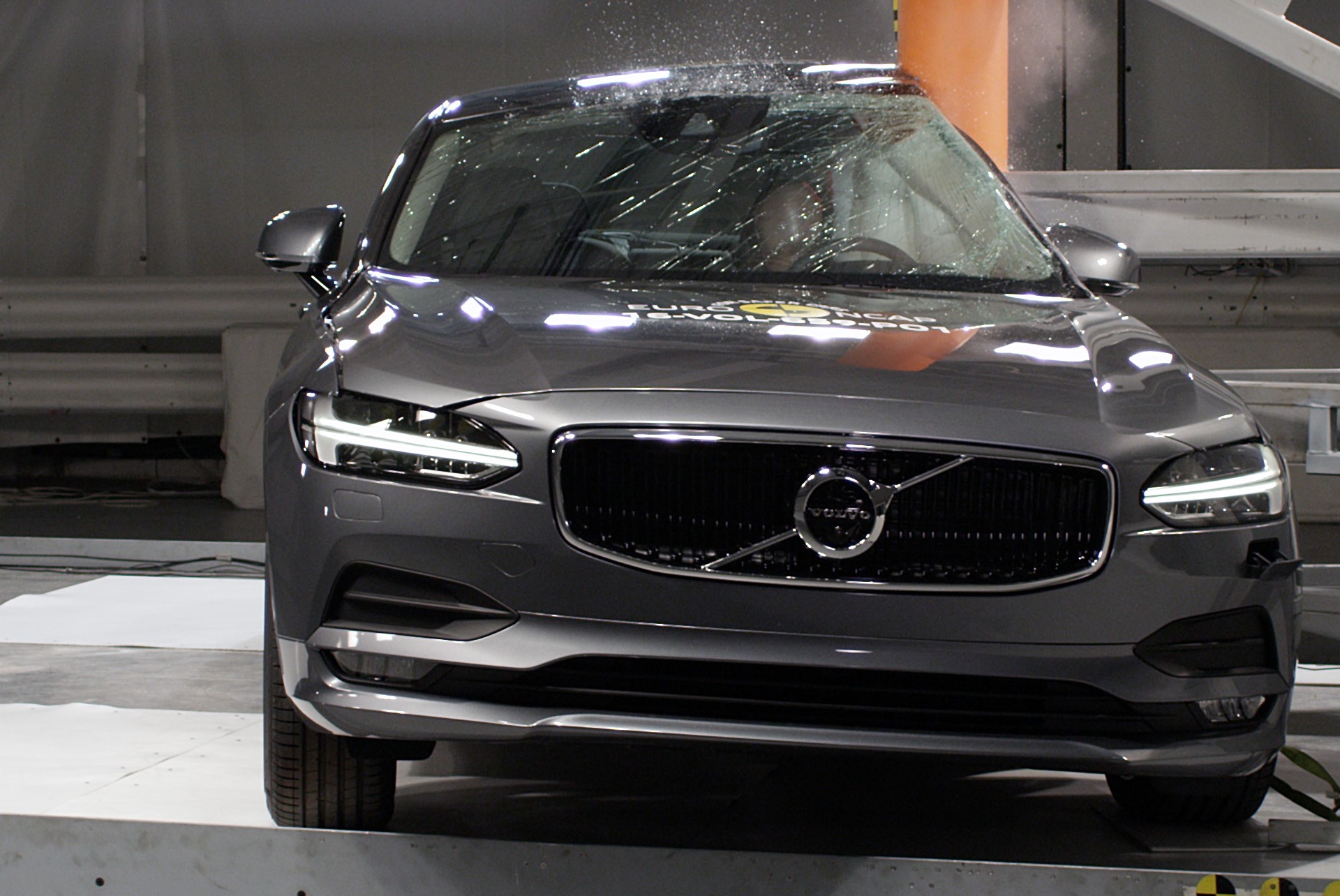 Volvo S90 - Pole crash test 2017