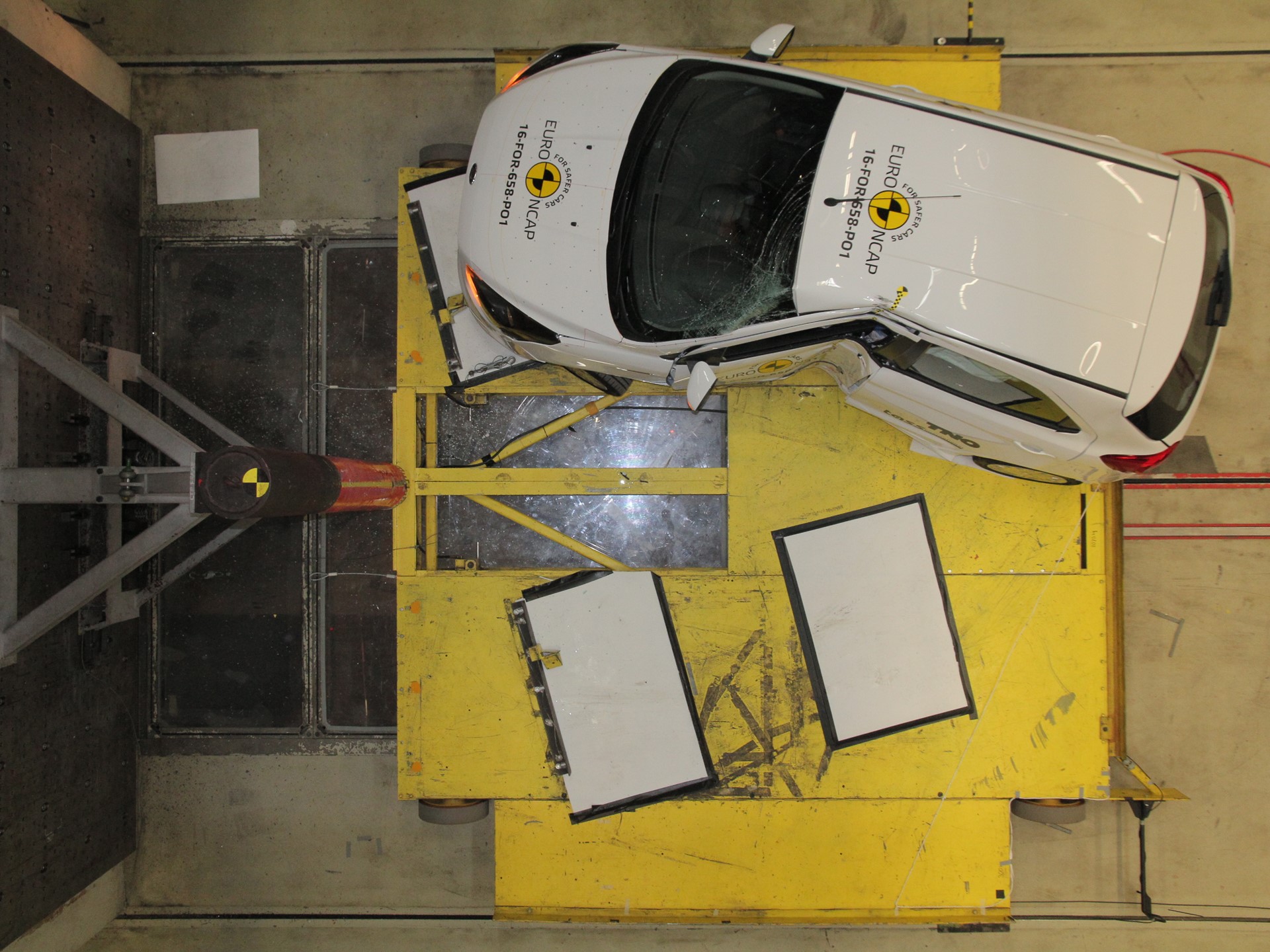 Ford Ka+ - Pole crash test 2017 - after crash