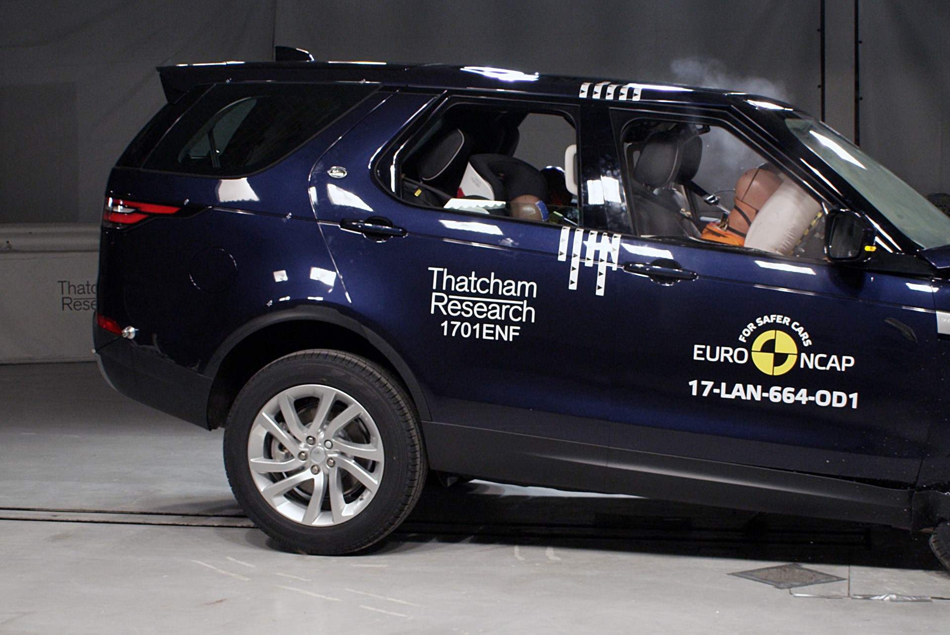 Land Rover Discovery - Frontal Offset Impact test 2017