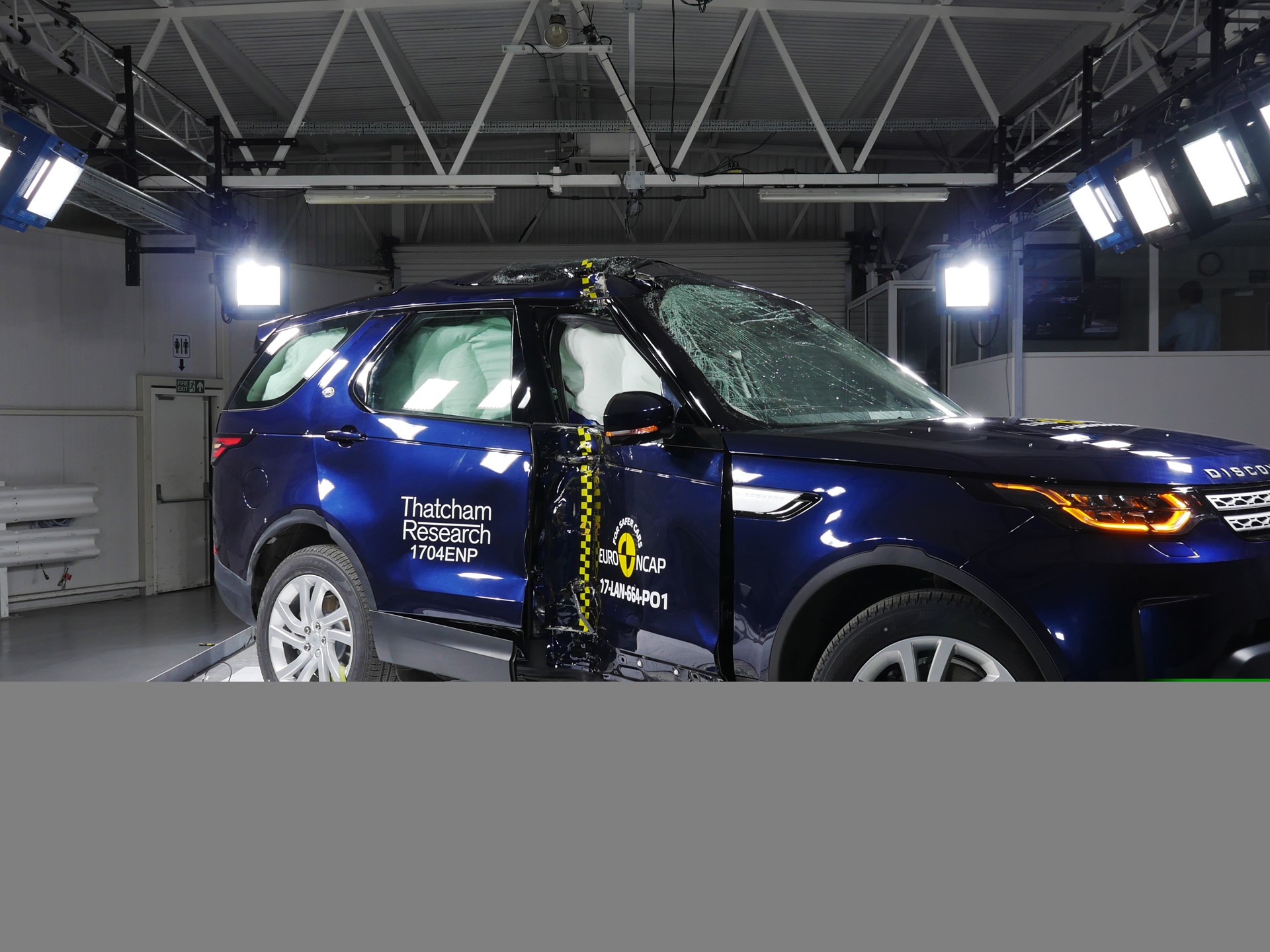 Land Rover Discovery - Pole crash test 2017 - after crash