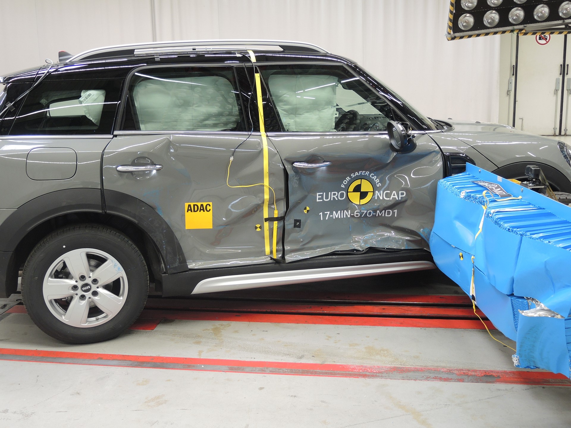MINI Countryman - Side crash test 2017