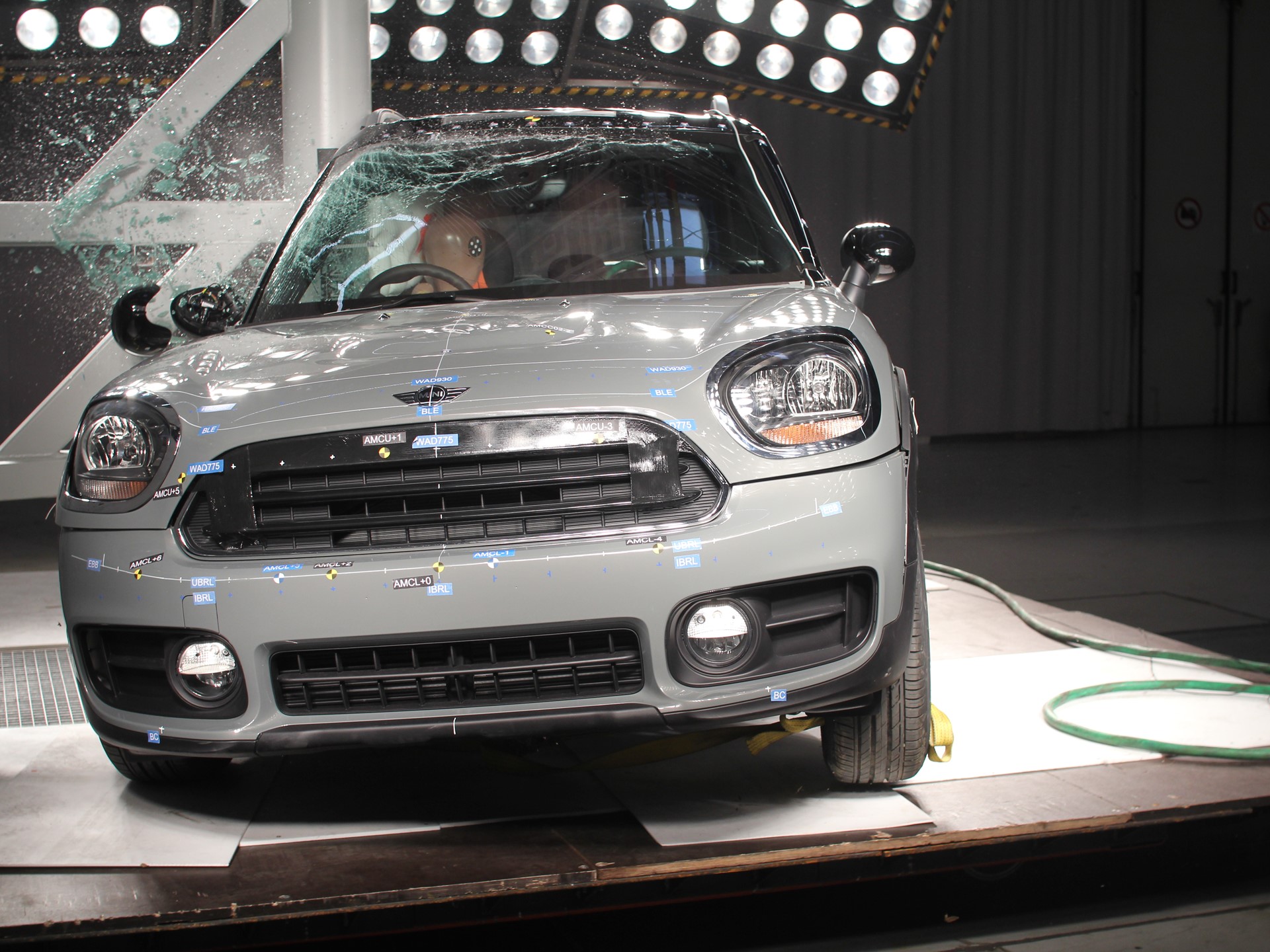 MINI Countryman - Pole crash test 2017