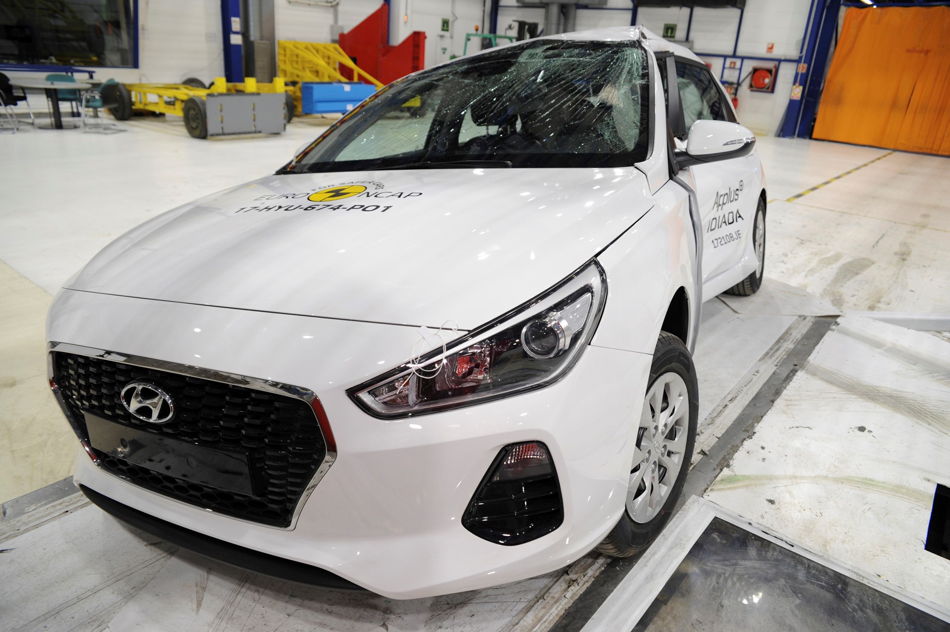 Hyundai I30 - Pole crash test 2017 - after crash
