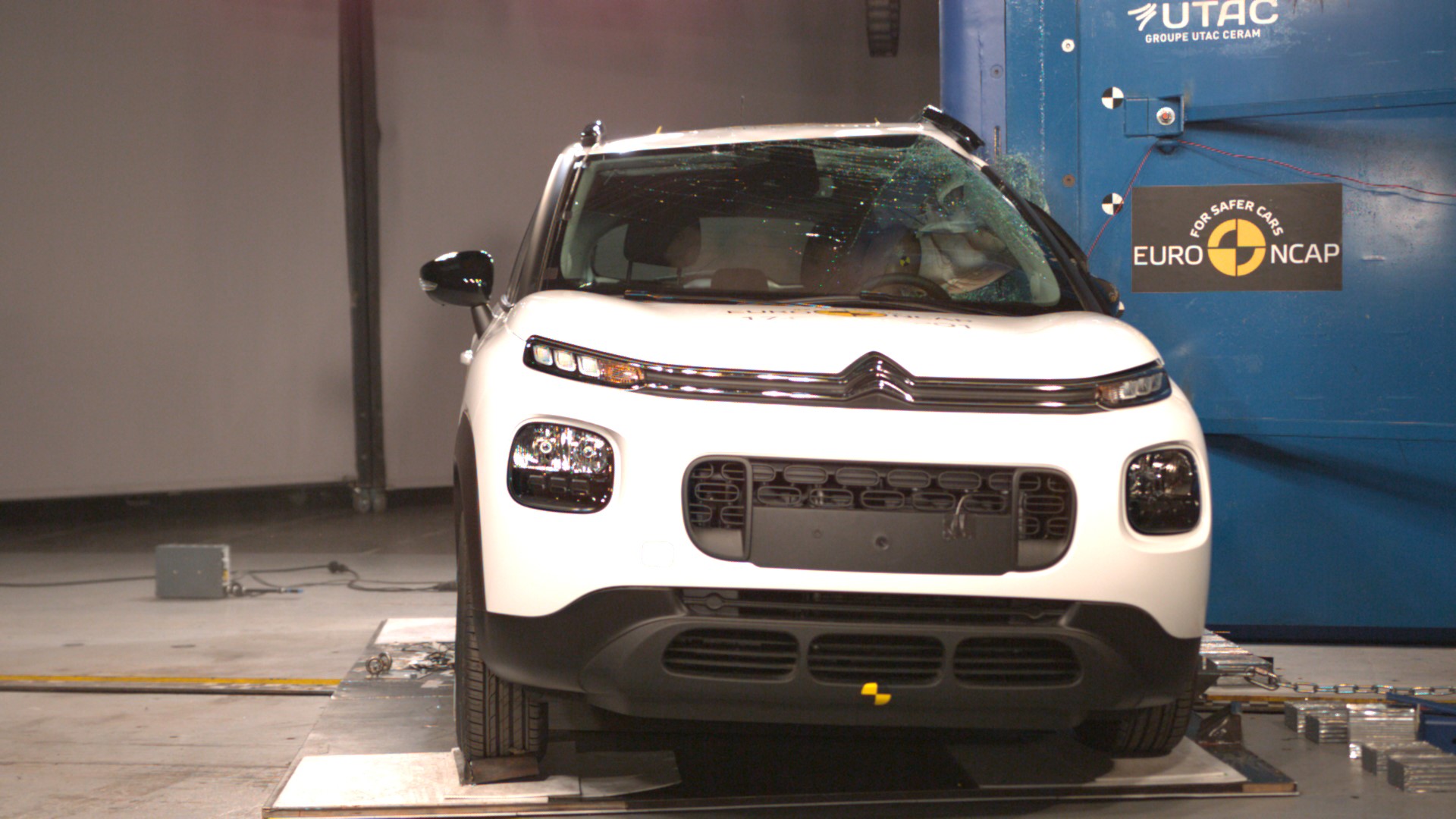 Citroën C3 Aircross - Pole crash test 2017